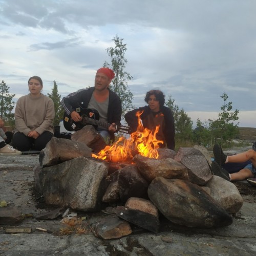 На остров за приключениями: семейный отдых на Ладоге с палатками, вожатыми и няней