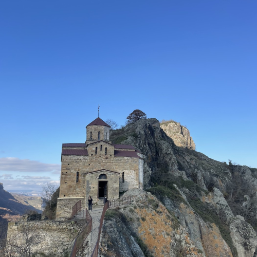 Небольшой компанией по Домбаю: от пещер до вершин и озёр