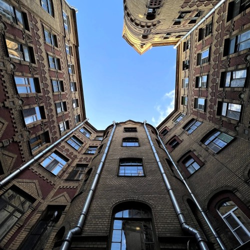 От парадных до стрит-арта: по знаковым местам Петербурга на авто премиум-класса