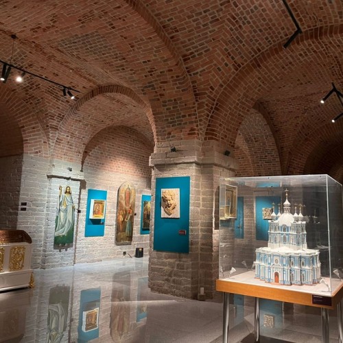 Подцерковье Смольного собора: выставка «Сокровища ризницы Смольного собора» (самостоятельный осмотр)