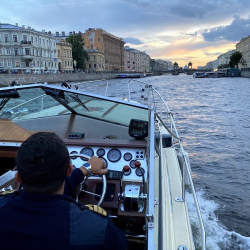 На катере по рекам и каналам Петербурга: романтично и познавательно