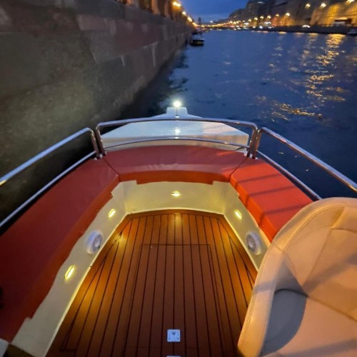 Путешествие по водным артериям Петербурга на катере «Юность»