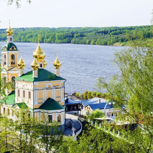 Из Костромы в Плёс, а по пути — клубника!
