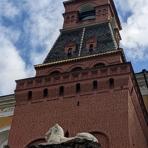Истории и загадки каменных стражей Кремля