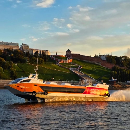 Нижний Новгород на большом катере: мосты, набережные, панорамы