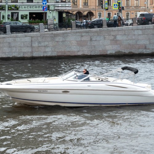 На роскошном катере — по рекам и каналам Санкт-Петербурга