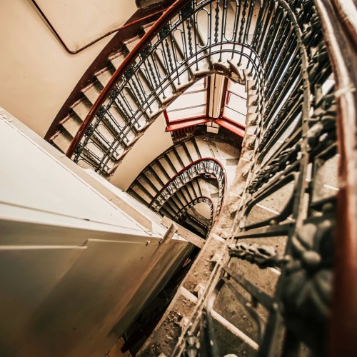 Петербург за закрытыми дверями: парадные лестницы и дворы-колодцы