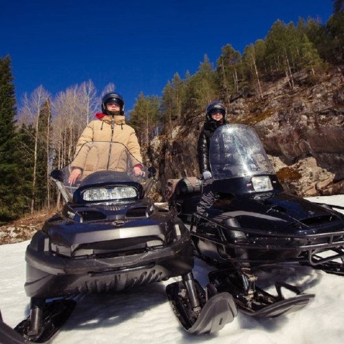 К зимним красотам Карелии — на снегоходах, санях и ватрушках