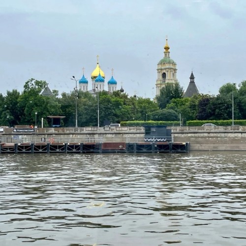Берега силы: святыни и заводы у воды