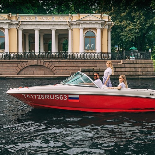 Обзорная прогулка на катере по рекам и каналам Санкт-Петербурга