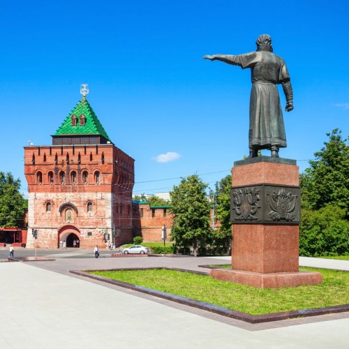Исторический портрет Нижнего Новгорода на фоне Большой Покровской