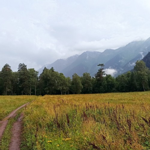 Треккинг-тур в Архыз с комфортом: прогулки в горах налегке с проживанием в гостевом доме