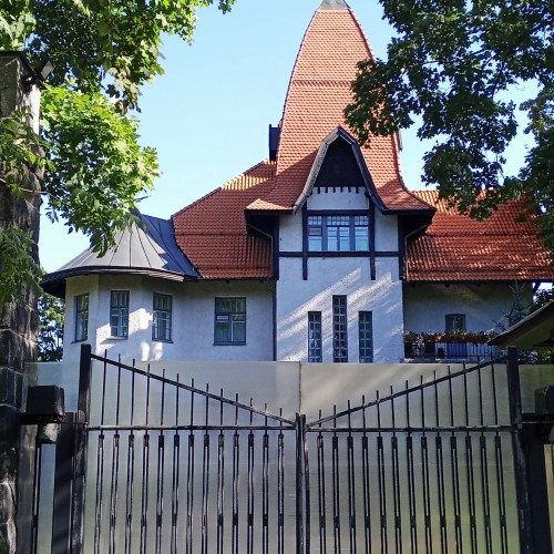 Каменный — остров сокровищ: прогулка по элитному дачному предместью