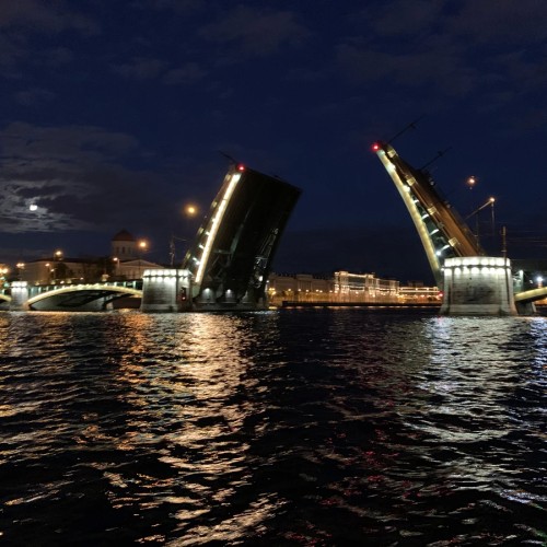 Город горожан: по Петербургу на уютном катере