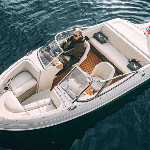 На катере — по центру Петербурга