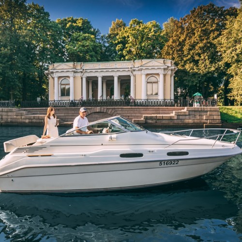 Водные линии Северной столицы: путешествие на катере