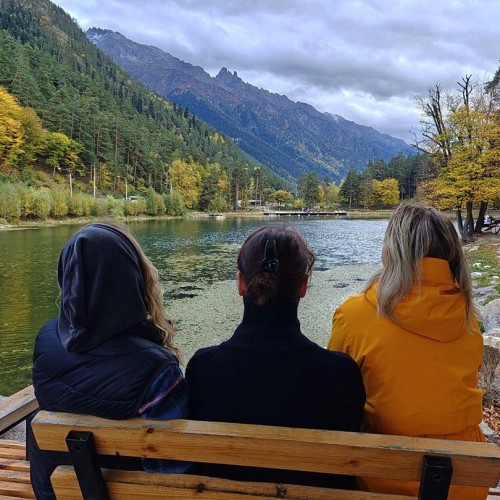 А давай в Домбай? Треккинг без рюкзаков