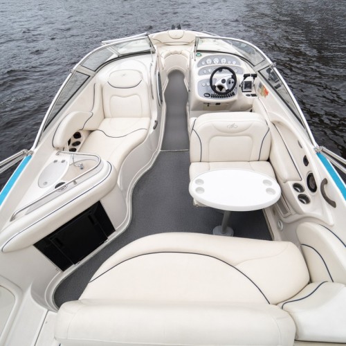 На роскошном катере — по рекам и каналам Санкт-Петербурга