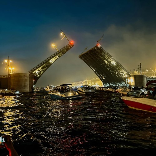 Прогулка на катере: развод мостов в Санкт-Петербурге