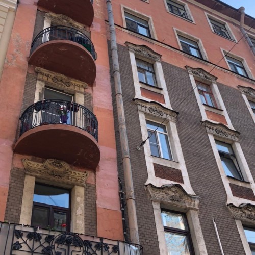 Семенцы: путь от казарм до фабрики звёзд старого Петербурга