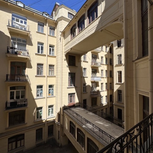 Через дворы и парадные в доходный дом Бака