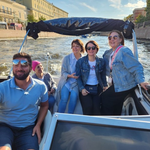 Обзорная прогулка на катере по рекам и каналам Санкт-Петербурга