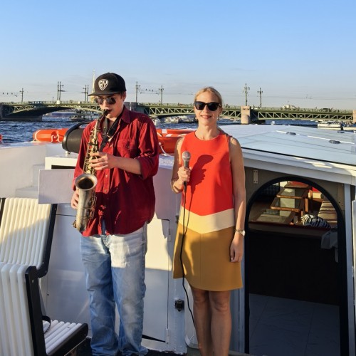 Вояж на элитном теплоходе в сопровождении гида и живой музыки