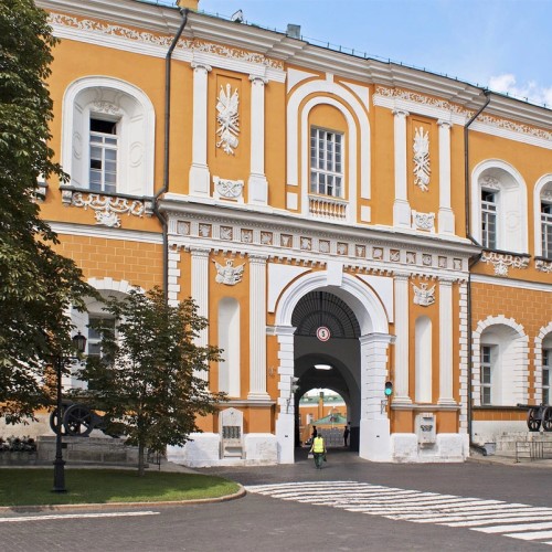 Детская экскурсия по территории Кремля