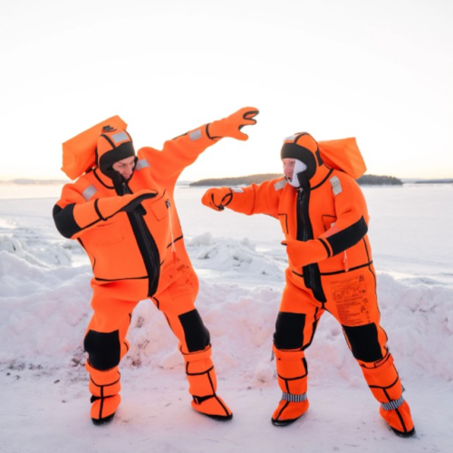 «Всё включено» на Кольском: охота за сиянием, снежное сафари, айс-флоатинг, арктическая кухня
