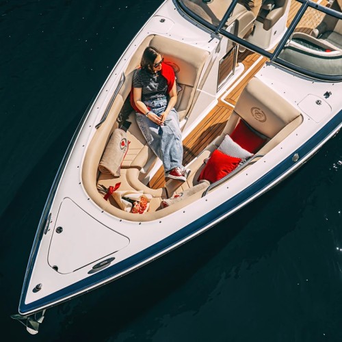 По Петербургу — на премиальном катере