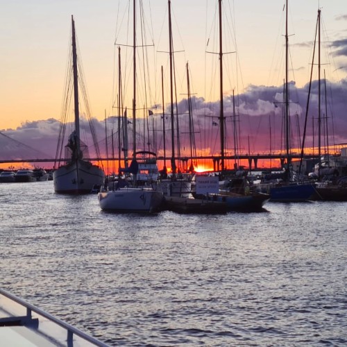 Вояж на элитном теплоходе в сопровождении гида и живой музыки