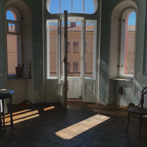 Артефакты Литейного: от парадной Фонтанки к кафе в парадной