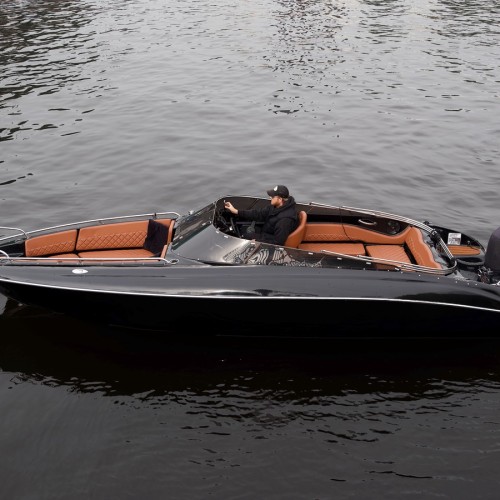 По водным артериям Петербурга — на чёрном катере