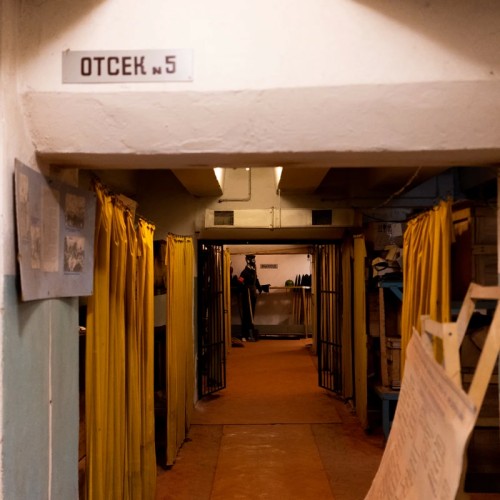 Спуск в подземное противоядерное убежище Петербурга