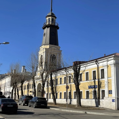 Ткачи, военные и опальный граф. Девичье поле: история и архитектура