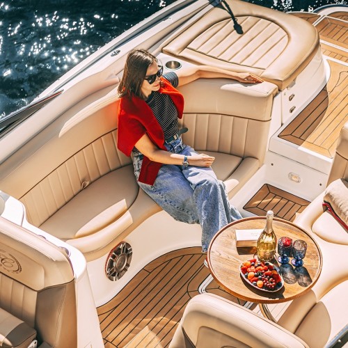 По Петербургу — на премиальном катере