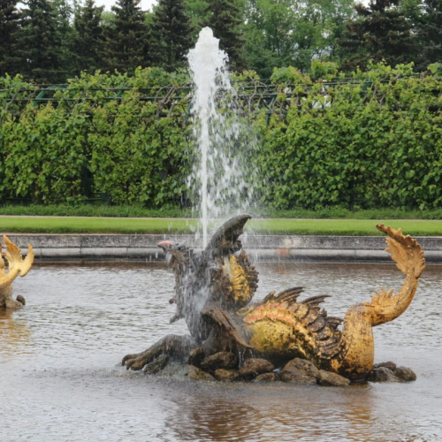 Имперская роскошь парковых фонтанов и дворцов Петергофа