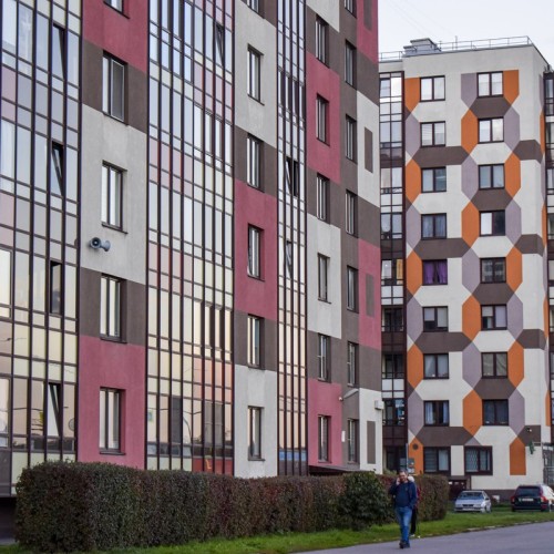 Кудрово: город цветных гигантов через дорогу от Петербурга