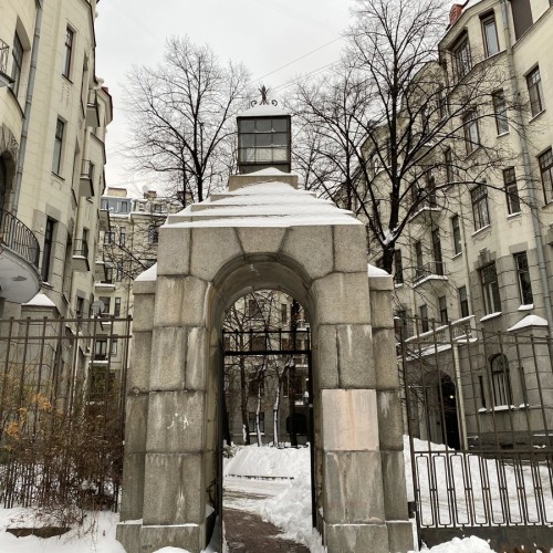 На стыке двух эпох: променад по Петроградке в мини-группе