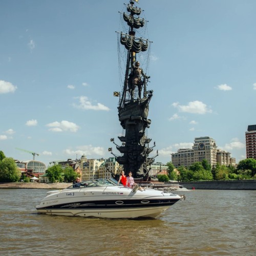 На каютной яхте «Вальяжная» по центру Москвы