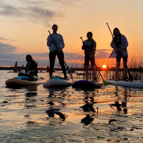 Закат на сапбордах на Лахтинском Разливе в Петербурге