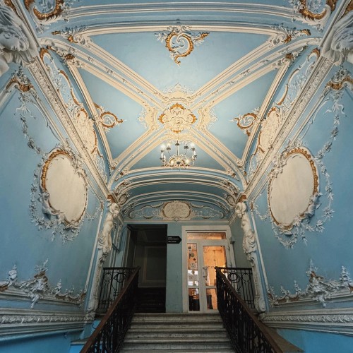 Петербург 4 в 1: дворы, парадные, коммуналки и крыша