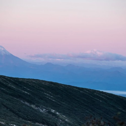 Большой поход с рюкзаками и палатками по Камчатке: вулканы, Тихий океан, термы и альпийские луга