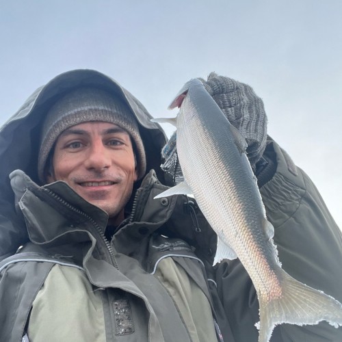 Зимняя рыбалка на льду Байкала своей компанией