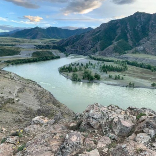 Горные перевалы и бирюзовые реки Алтая