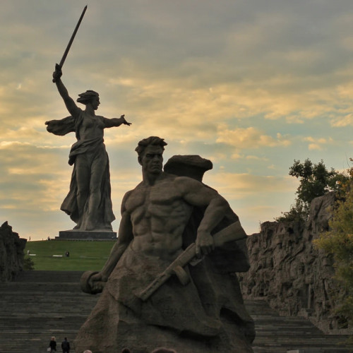 Мамаев курган на закате, на рассвете или ночью
