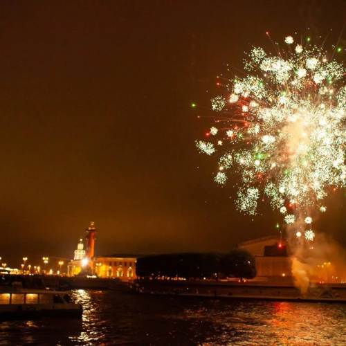 Салют Победы с теплохода: главный фейерверк страны