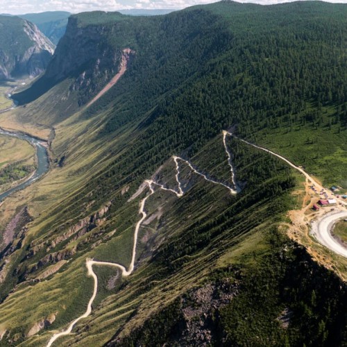 Цветущий май — пора на Алтай: Марс и перевалы, водопад Куркуре, Гейзерное озеро и загадочные курганы