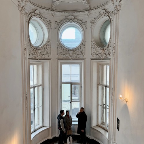 От парадных до стрит-арта: по знаковым местам Петербурга на авто премиум-класса