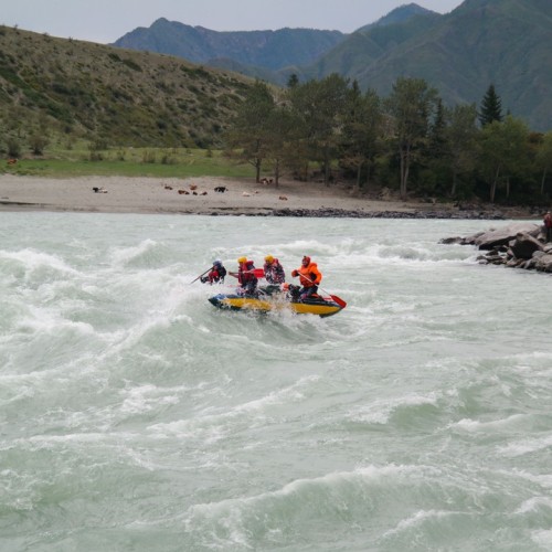 Активно и без палаток на Алтае: моторафтинг, треккинг и вечера под звёздами